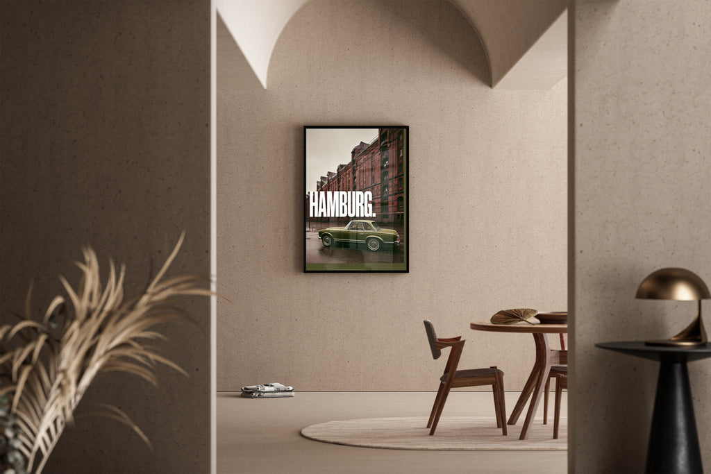 Hamburg. – Mercedes Oldtimer Speicherstadt grau nass | Fotografie-Stil – Poster im Esszimmer