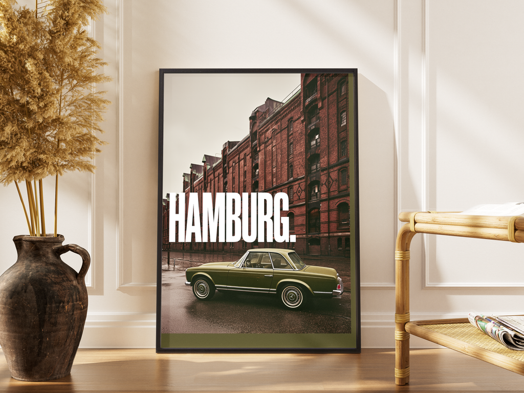 Hamburg. – Mercedes W113 Pagode Speicherstadt Fine Art | Oldtimer-Fotodruck – gerahmtes Poster kaufen