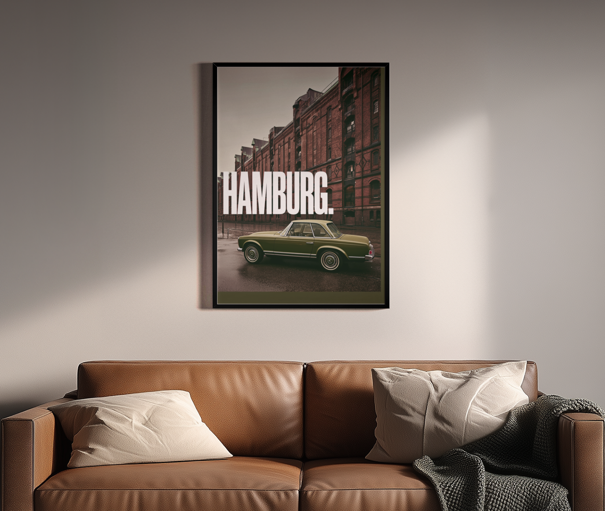 Hamburg. – W113 Pagode olivgrün Regen cinematic | Fotografie-Optik – Wandbild über braunem Ledersofa