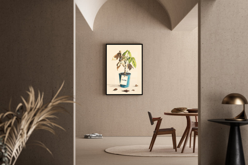 I'M FINE – halbtote Zimmerpflanze mit Schild im humorvollen Illustration-Stil – Kunstdruck im mediterranen Esszimmer