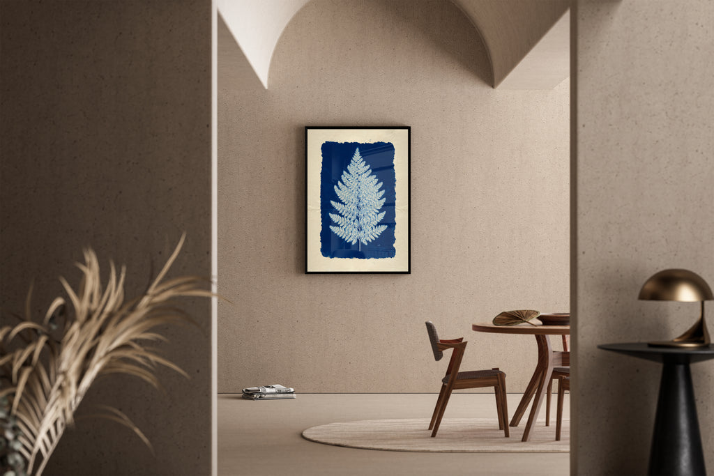 Farnblatt als Cyanotypie auf Büttenpapier – botanischer Kunstdruck im mediterranen Esszimmer