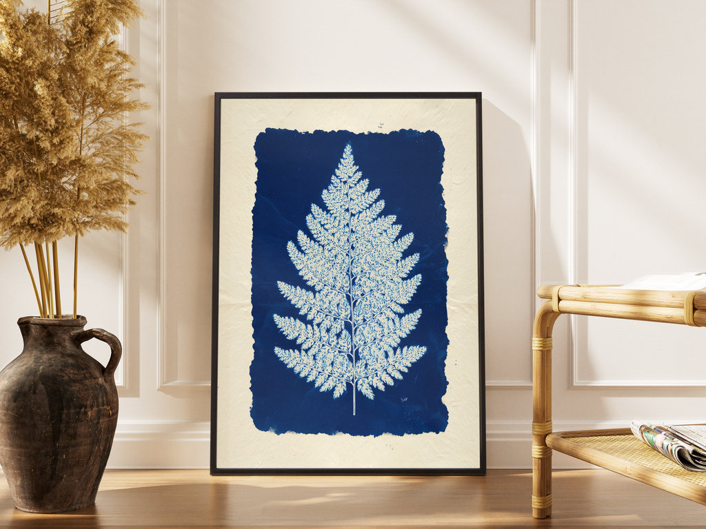 Farnblatt als Cyanotypie auf Büttenpapier – gerahmter botanischer Kunstdruck kaufen