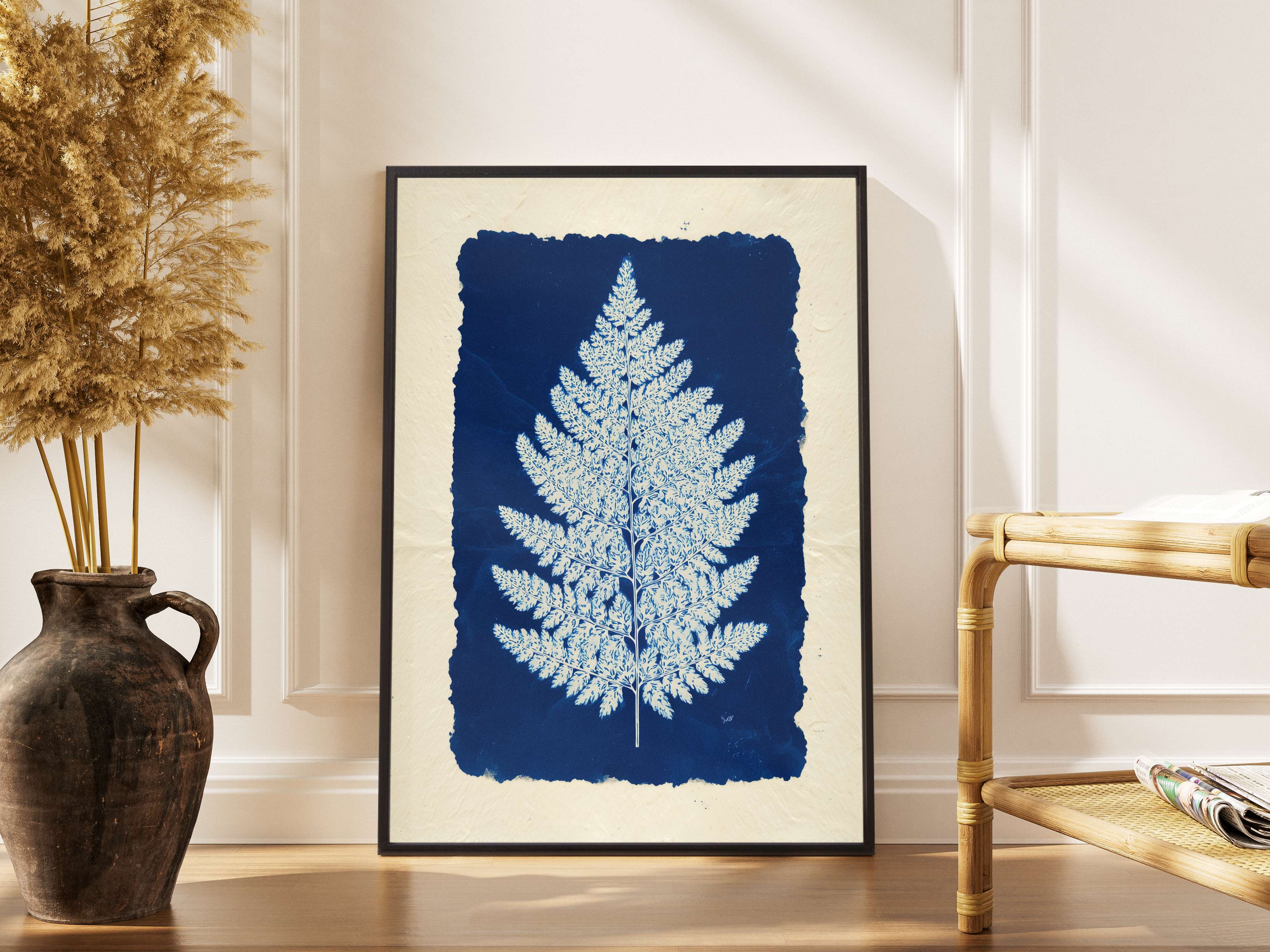 Farnblatt als Cyanotypie auf Büttenpapier – gerahmter botanischer Kunstdruck kaufen