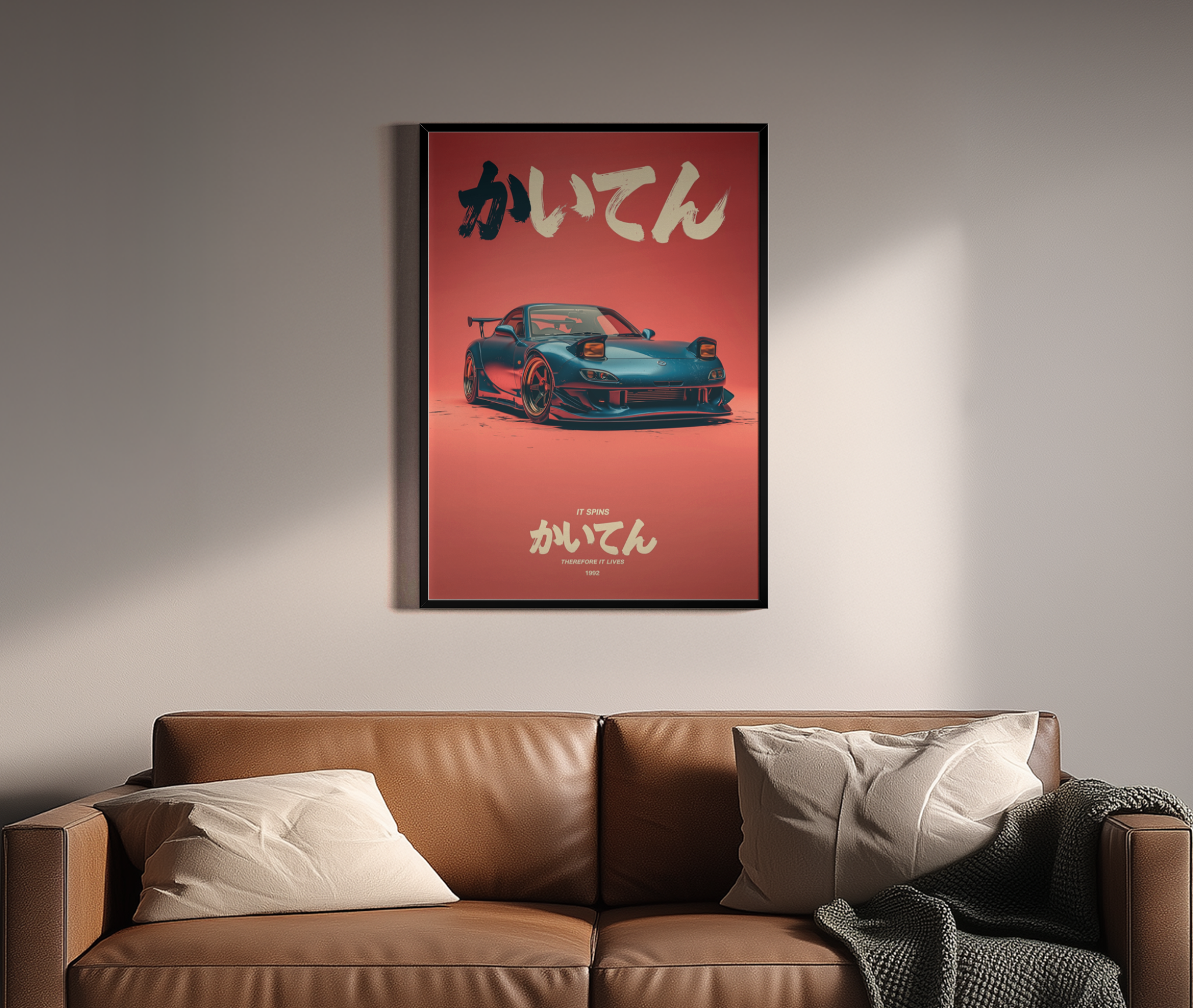 It Spins – Mazda RX-7 Rotary JDM blau rot | Siebdruck-Optik – Wandbild über braunem Ledersofa