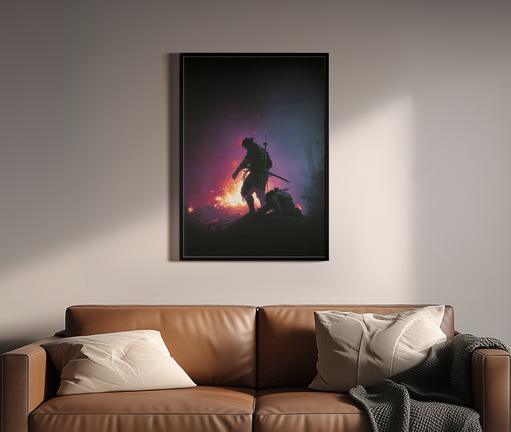 Samurai-Silhouette in lila-blauem Feuerschein – Wandbild über braunem Ledersofa