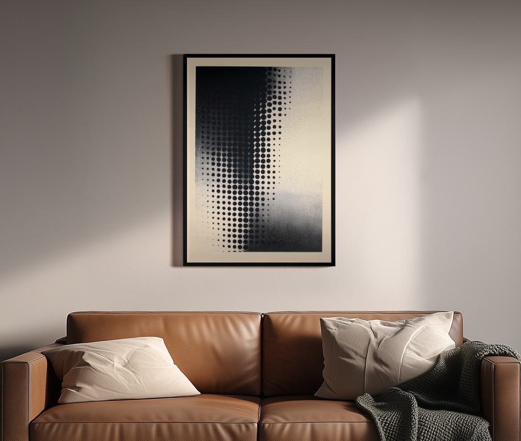 Abstraktes Halftone-Punktraster in Schwarz-Weiß – Wandbild über braunem Ledersofa