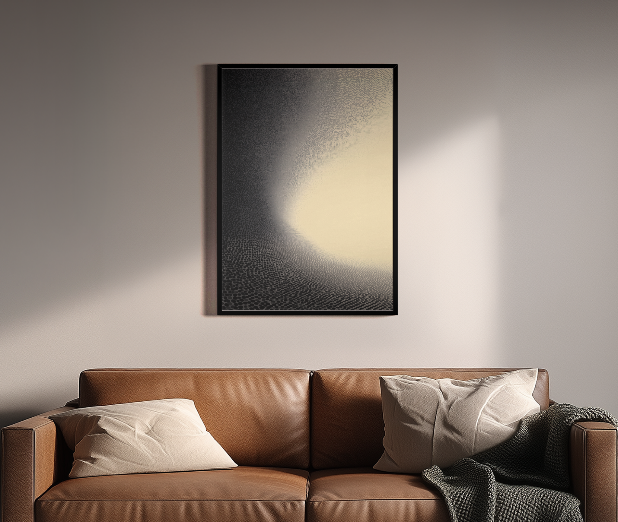 Abstraktes Stippling-Punktraster mit Lichtschimmer in Schwarz-Creme – Wandbild über braunem Ledersofa