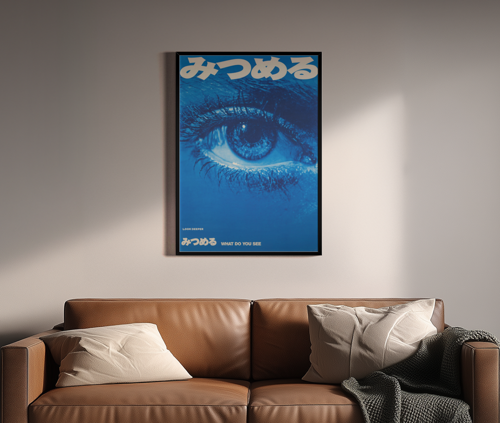 Look Deeper – Monochromes Auge in Tiefblau | Riso-Print-Stil – Wandbild über braunem Ledersofa