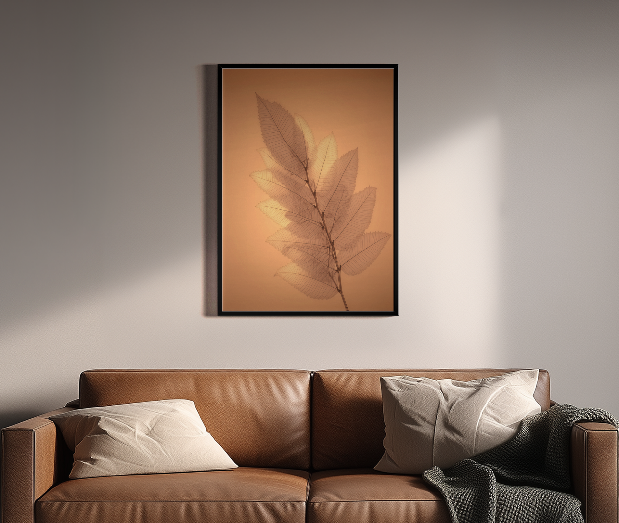 Transparente Skelettblätter auf warmem Orangehintergrund – Wandbild über braunem Ledersofa