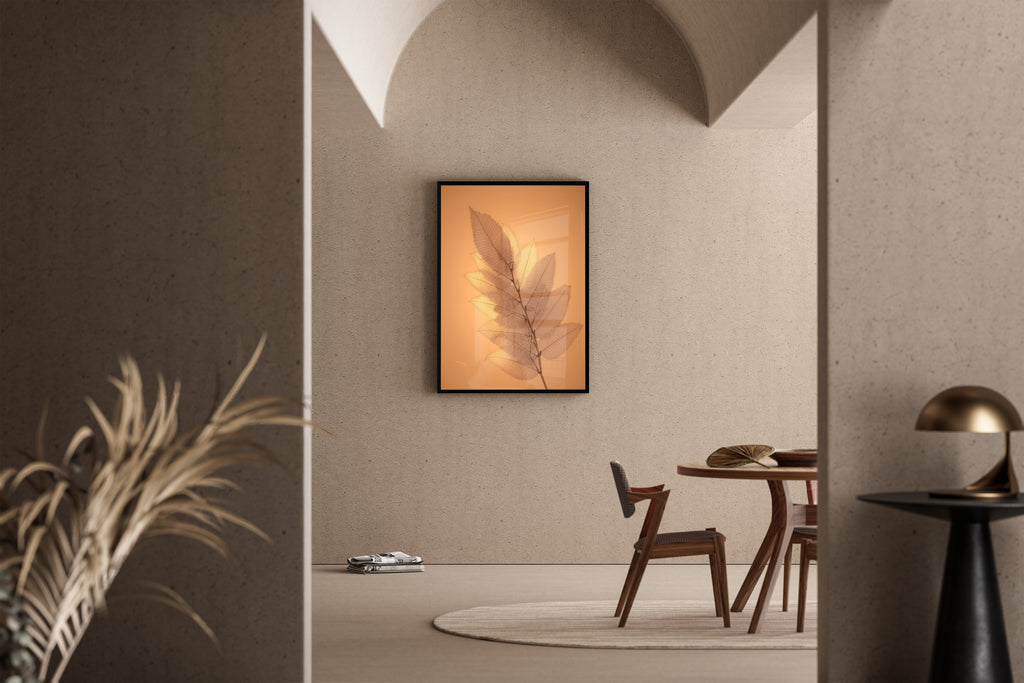 Transparente Skelettblätter auf warmem Orangehintergrund – Kunstdruck im mediterranen Esszimmer