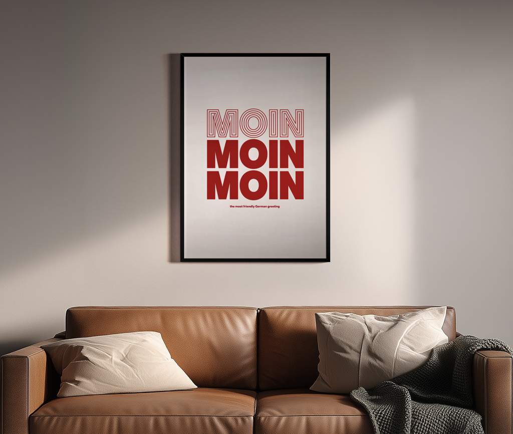 Moin – Hamburg Nordsee Gruß Retro-Poster dunkelrot | Lettering-Optik – Wandbild über braunem Ledersofa