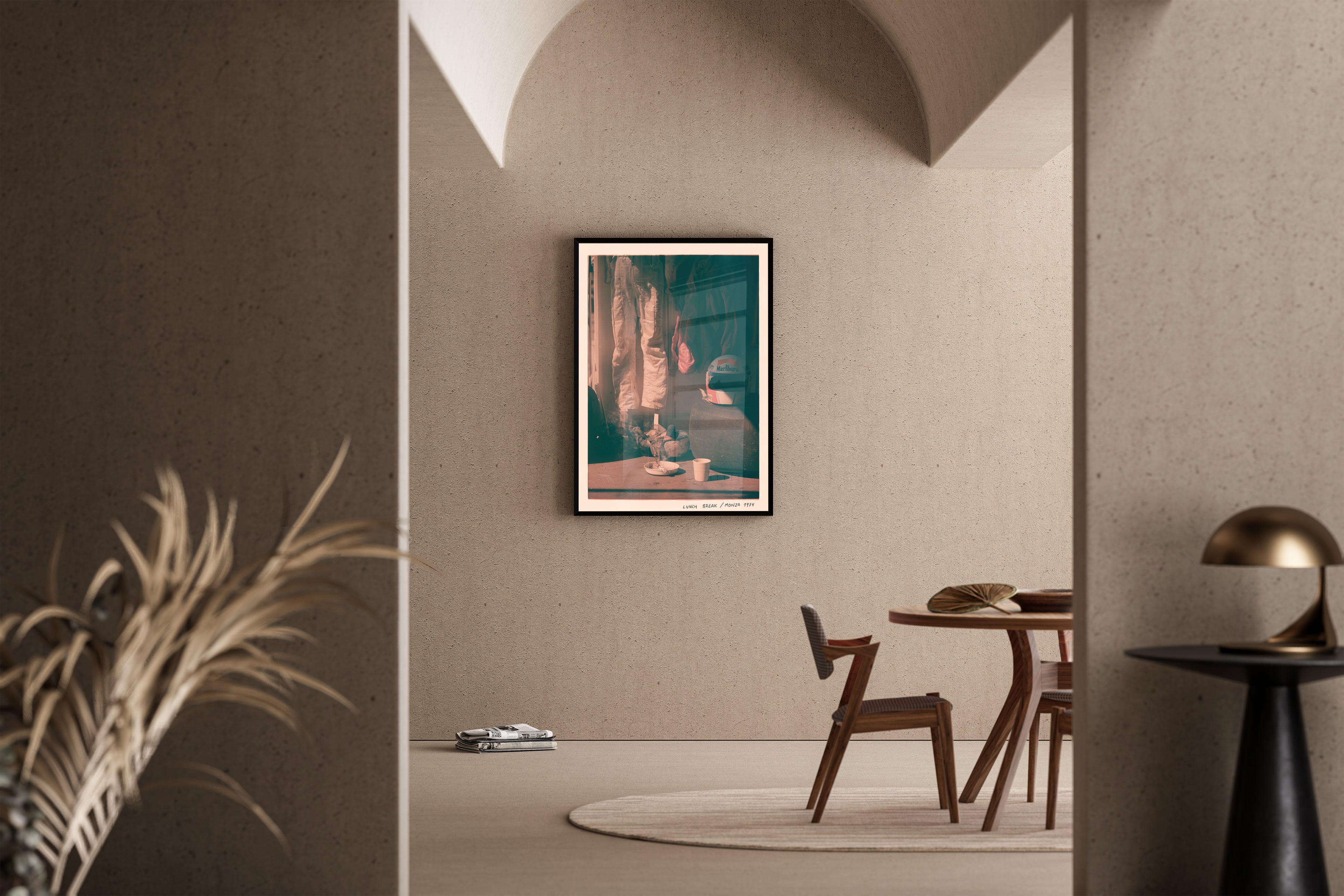Monza – Lunch Break – Vintage Formel-1-Paddock Rennhelm Monza | Retro-Fotodruck – Poster im Esszimmer