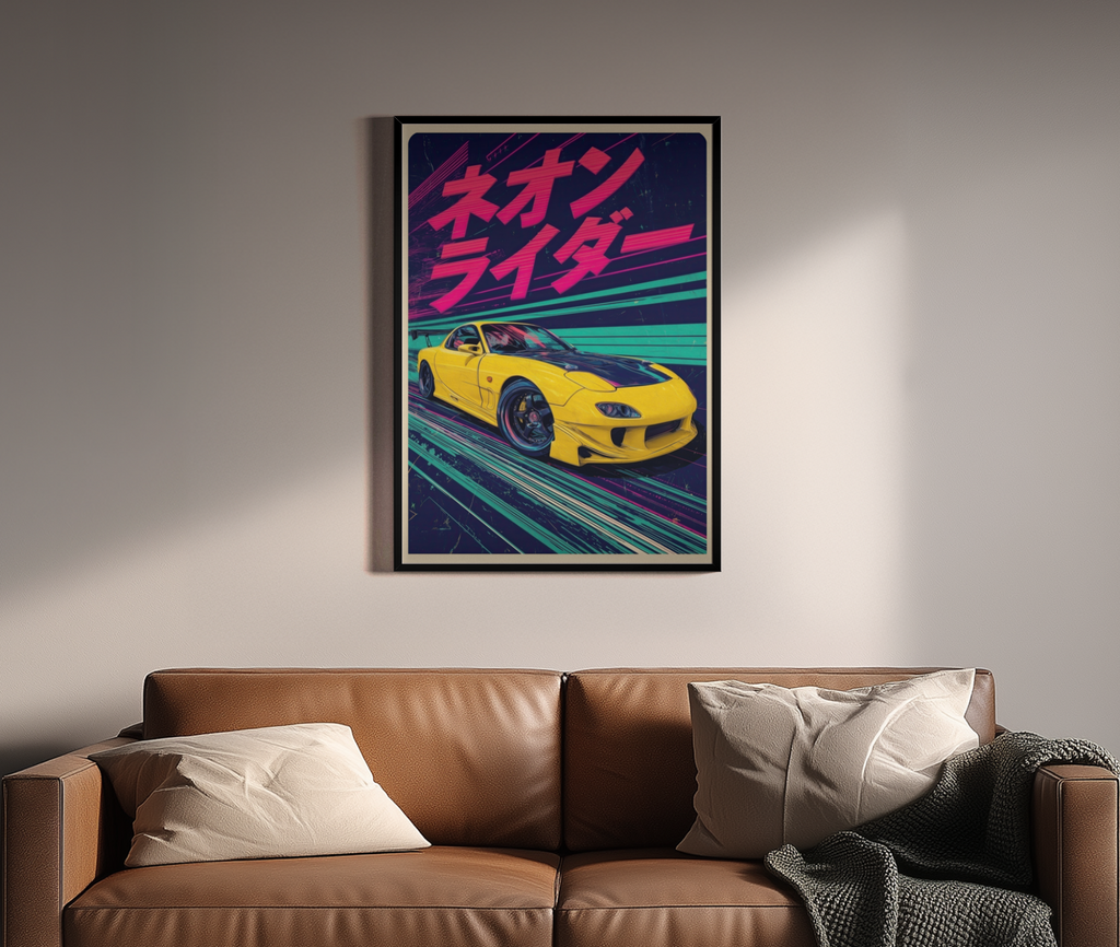 Neon Rider Retro-Japan-Kunstdruck – Mazda RX7 gelb – Wandbild über braunem Ledersofa