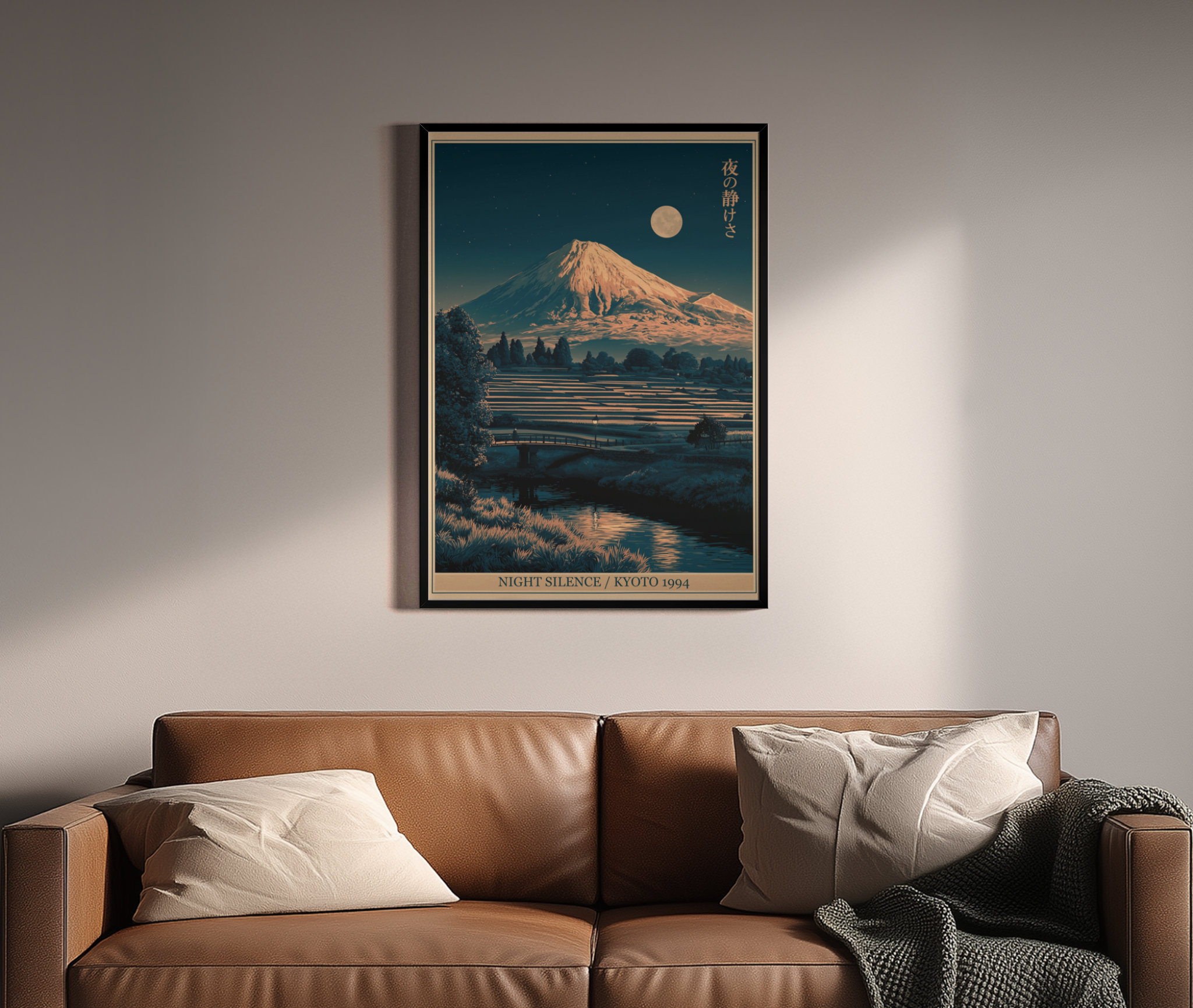 Night Silence / Kyoto 1994 – Mount Fuji Sternenhimmel Brücke Kyoto 1994 | Retro-Japan-Poster-Stil – Wandbild über braunem Ledersofa