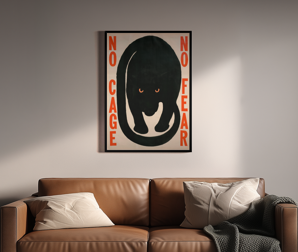 No Fear – schwarzer Panther zusammengerollt creme rot | Vintage-Poster-Optik – Wandbild über braunem Ledersofa