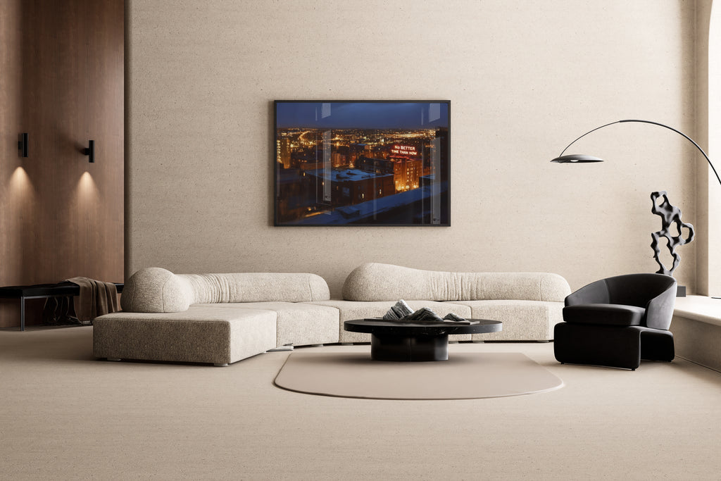 NO BETTER TIME THAN NOW – Neonschrift auf Stadtpanorama, Nacht, Ölgemälde-Stil – Wandbild im modernen Wohnzimmer