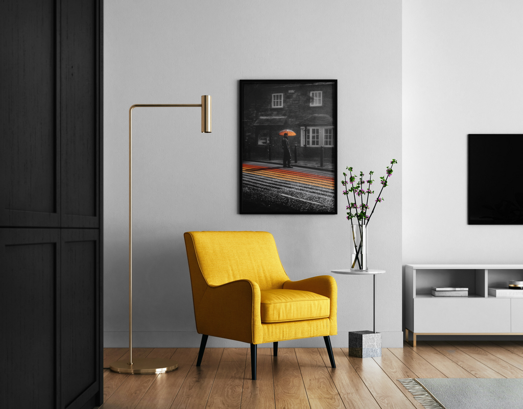 Schwarz-Weiß Fotografie mit orangem Regenschirm und buntem Zebrastreifen im Regen – urbaner Poster im modernen Wohnzimmer