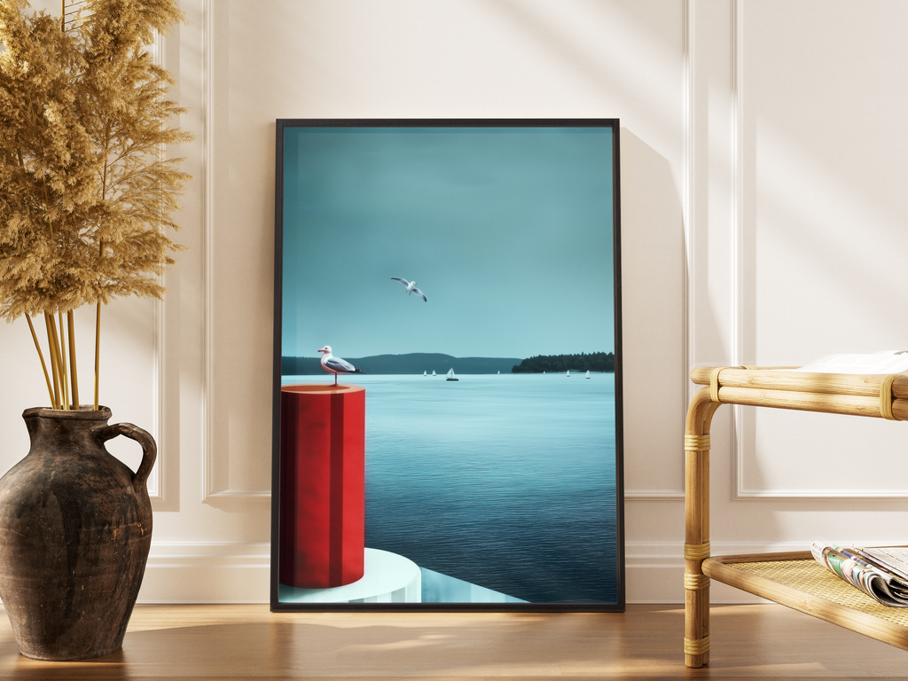 Möwe auf roter Boje an ruhigem See – gerahmter Kunstdruck kaufen