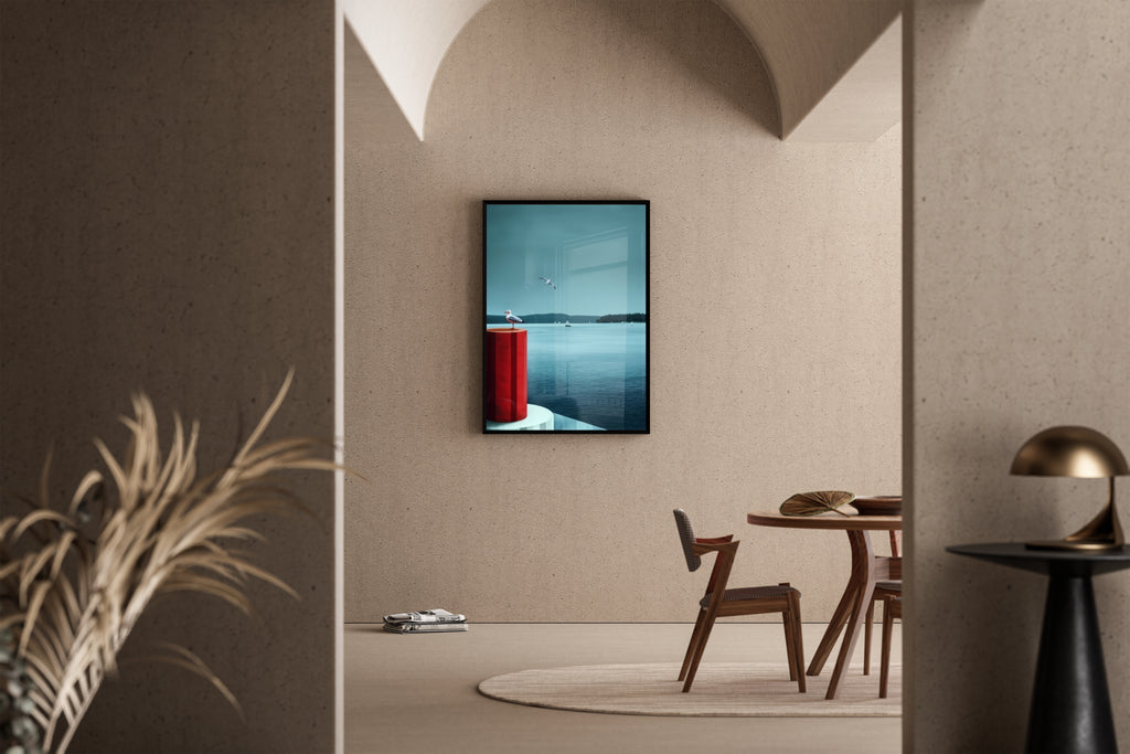 Möwe auf roter Boje an ruhigem See – Kunstdruck im mediterranen Esszimmer