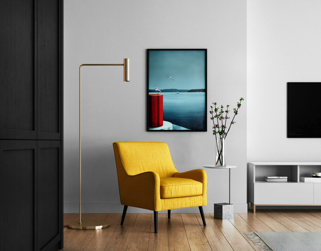 Möwe auf roter Boje an ruhigem See – Fine Art Poster im modernen Wohnzimmer