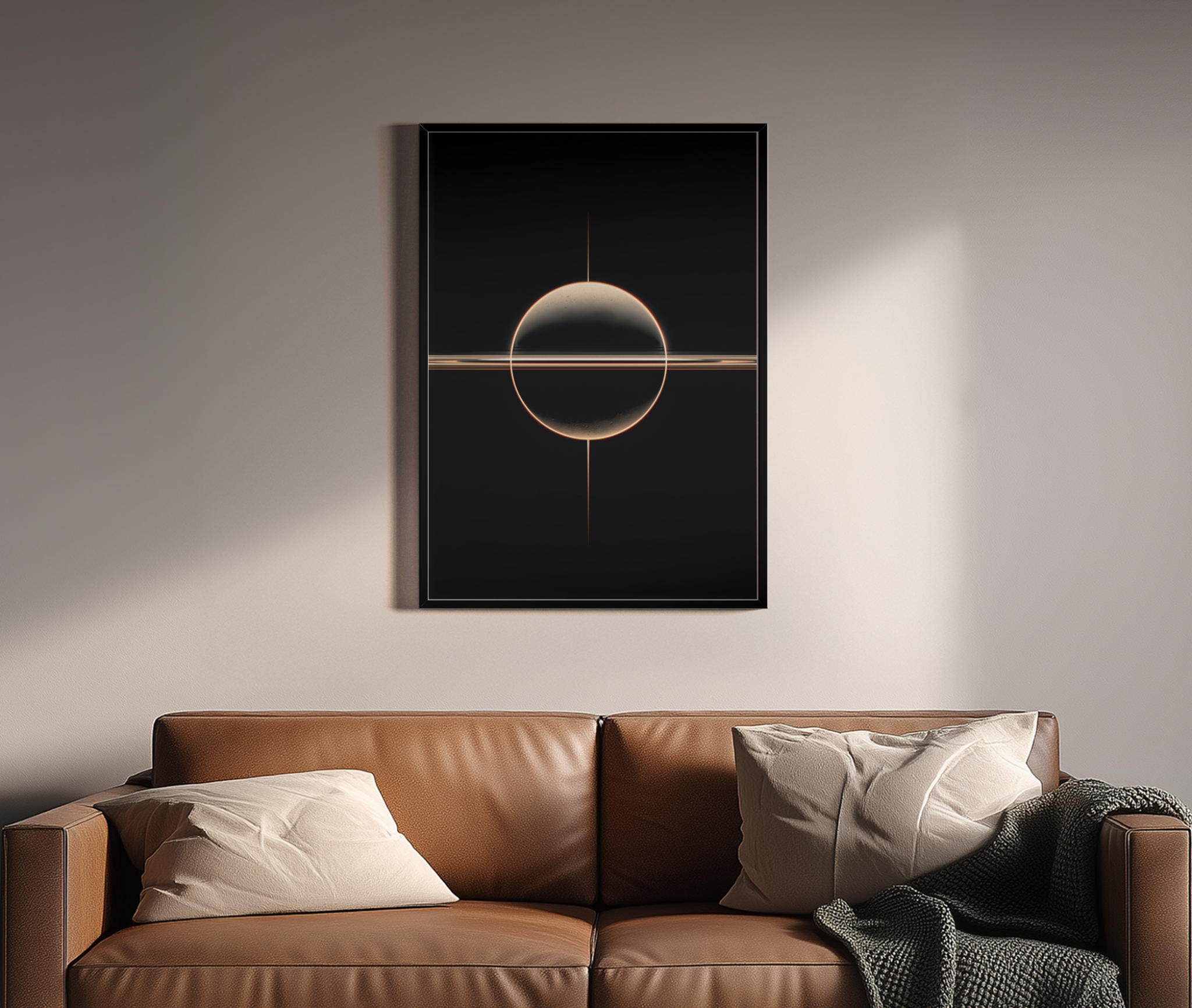COSMIC ORBIT – minimalistische Sphäre mit goldenen Linien – Wandbild über braunem Ledersofa
