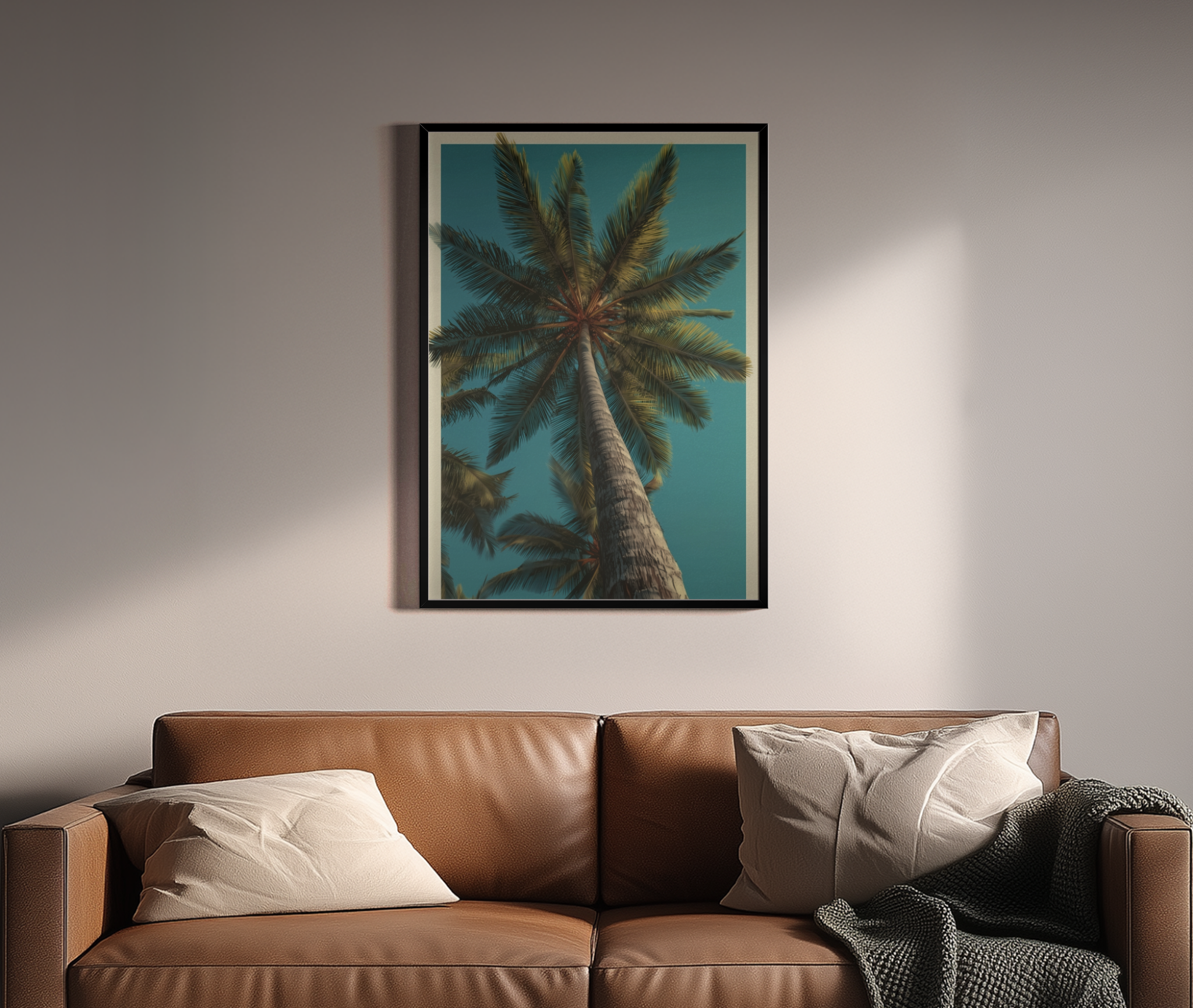 Palme vor türkisem Himmel – Wandbild über braunem Ledersofa