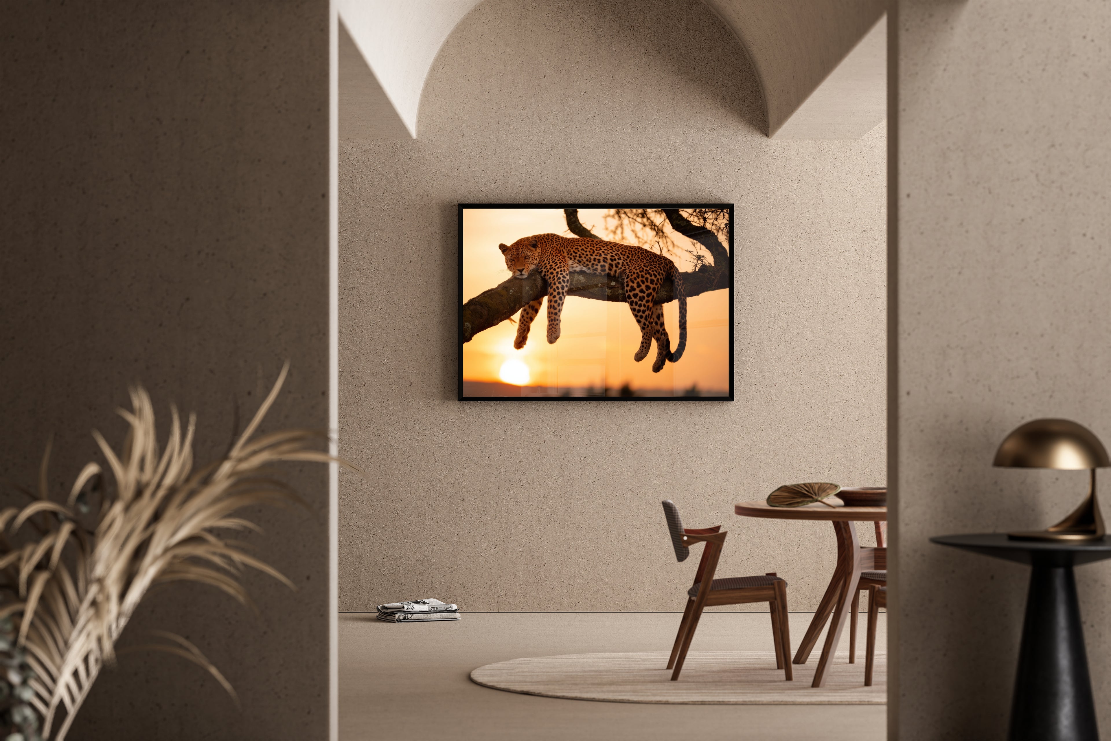 Paws and Reflect – ruhender Leopard Afrika-Sonnenuntergang Ast | Safari-Fotografie-Stil – Poster im Wohnbereich