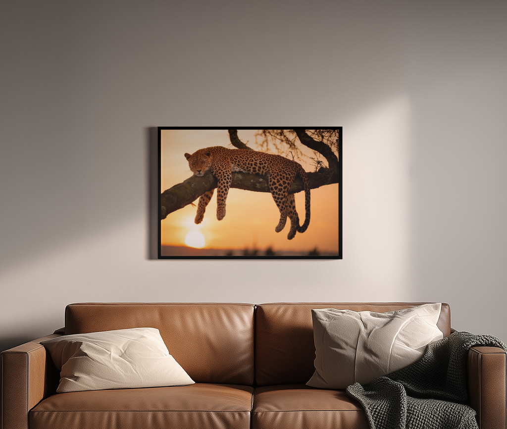 Paws and Reflect – Leopard auf Baum orangefarbener Himmel | Wildlife-Kunstdruck – Poster im Wohnbereich