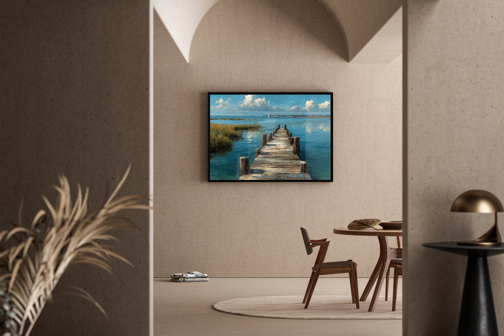 Pier-fect Day – Küstenlandschaft Steg Schilf Wolken blau | Impressionismus-Stil – Poster im Wohnbereich