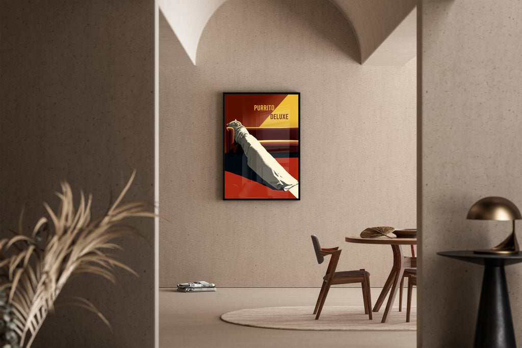 PURRITO DELUXE – in Decke gewickelte Katze auf Sofa im Retro-Poster-Stil – Kunstdruck im mediterranen Esszimmer