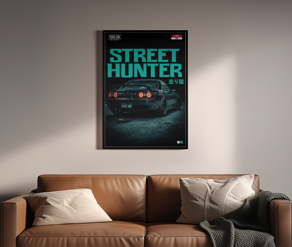 Nissan Skyline R32 GT-R Street Hunter Hashiriya JDM Poster – schwarzer GTR mit Türkis-Schriftzug – Wandbild über braunem Ledersofa