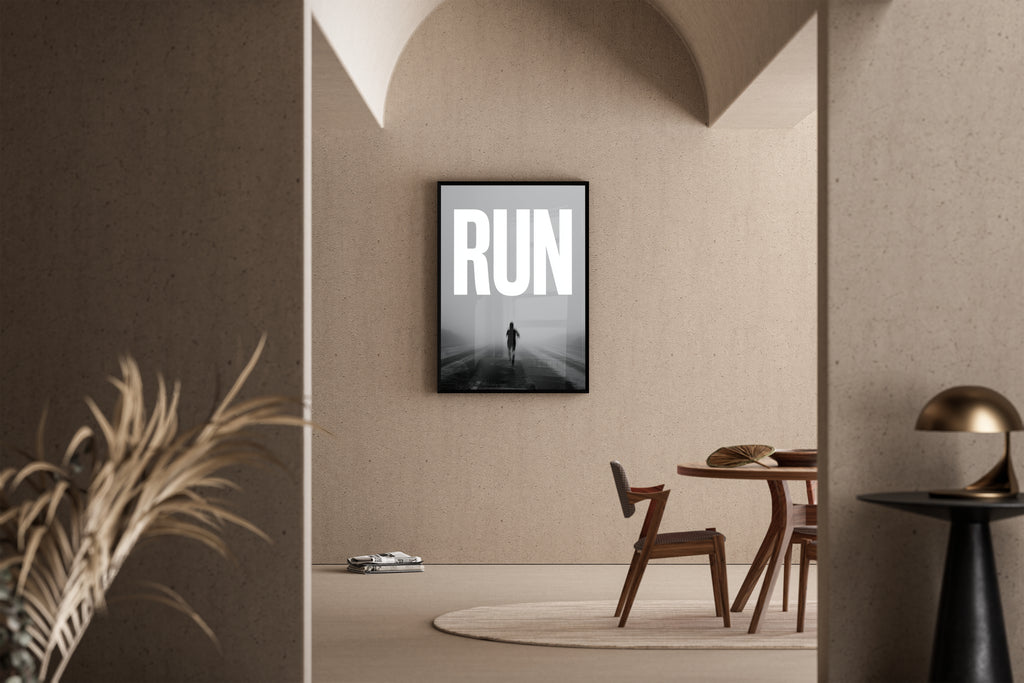 Run – Läufer Silhouette Nebel Motivationsposter monochrom | Fotografie-Stil – Poster im Esszimmer