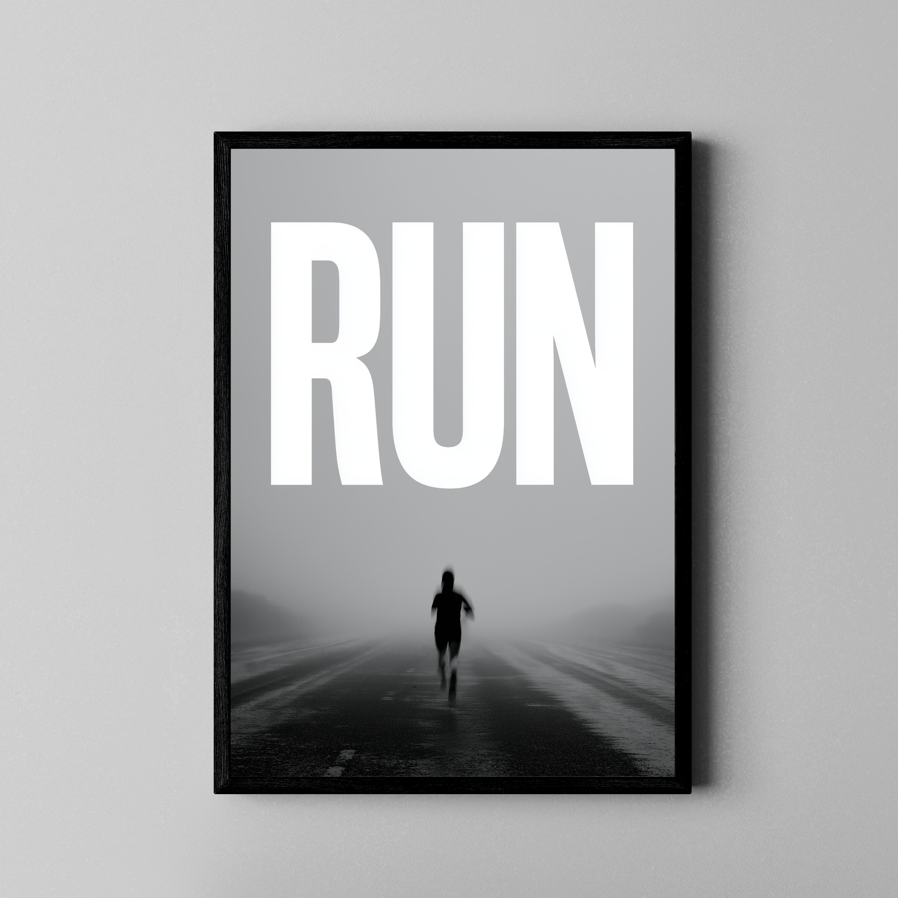 Run – Silhouette Läufer Nebel schwarz weiß Motivation | Cinematic-Foto-Stil – Poster im schwarzen Rahmen