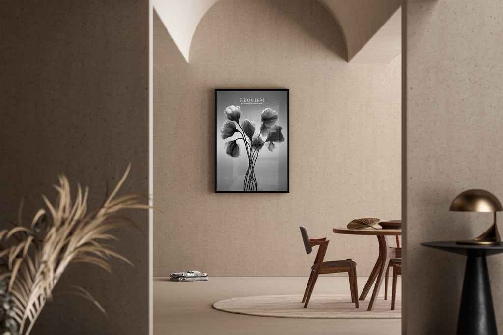 Requiem – Blüten Fotografie monochrom Vanitas-Stil grau | Ölgemälde-Stil – Poster im Esszimmer