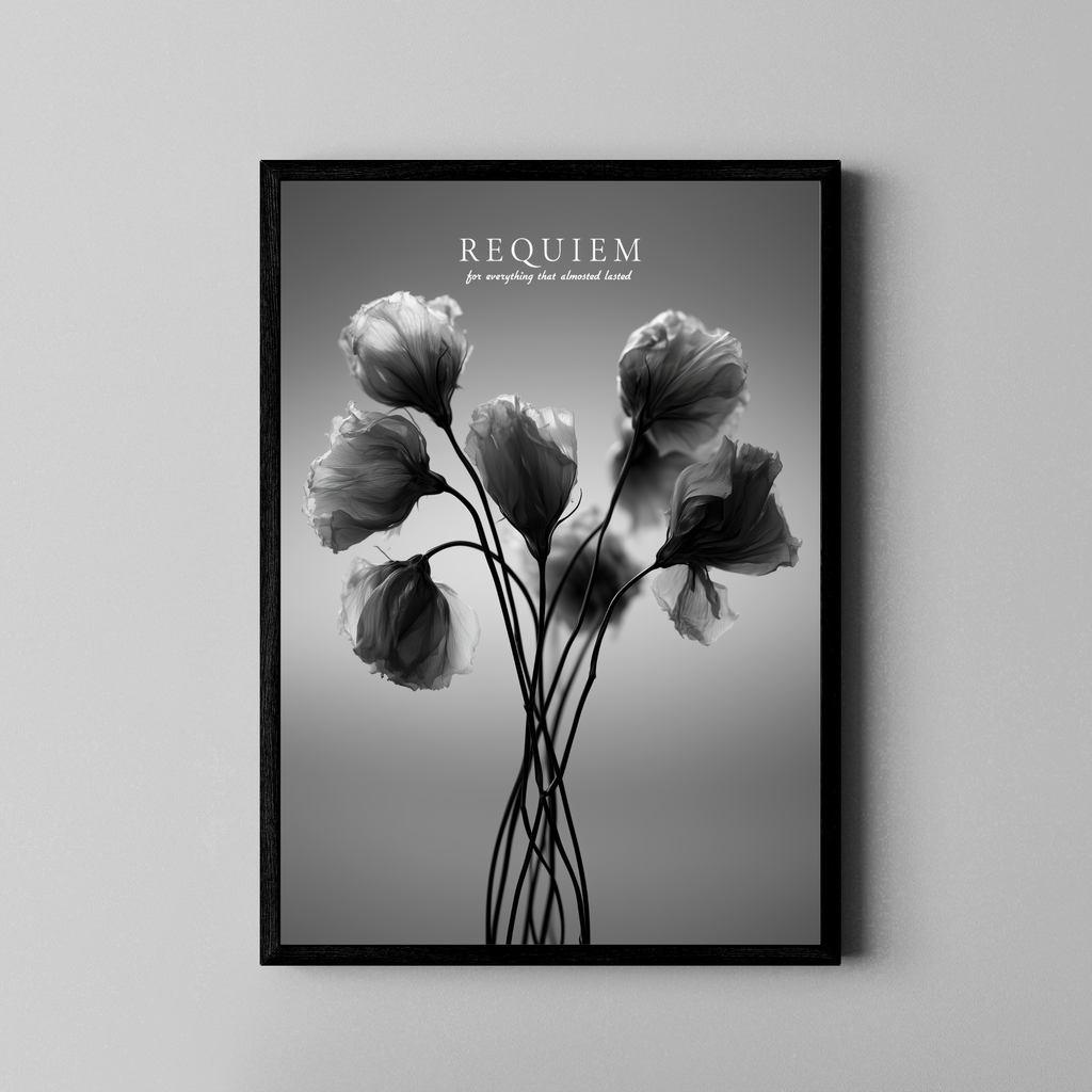Requiem – transparente Blüten schwarz weiß melancholisch | Botanische-Foto-Stil – Poster im schwarzen Rahmen