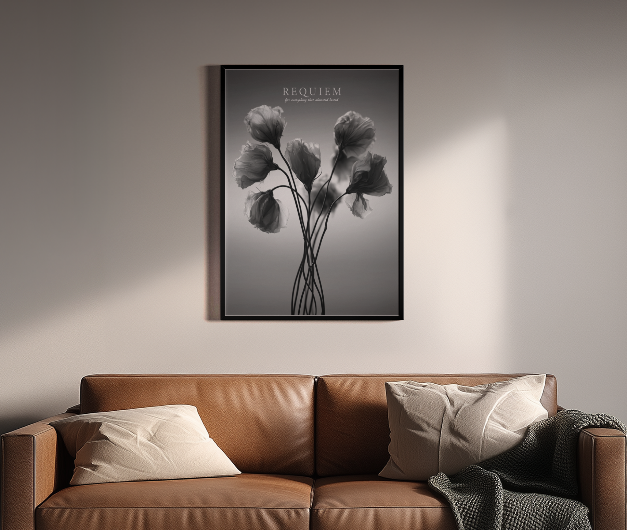 Requiem – Mohn Stillleben grau Fine Art vergänglich | Ölgemälde-Optik – Wandbild über braunem Ledersofa