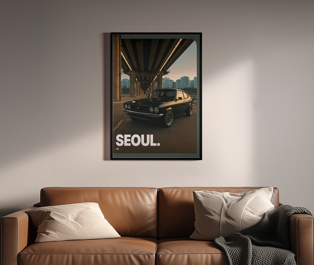 Seoul. – Hyundai Pony 70er Jahre Seoul Stadtsilhouette Abendlicht | Urban-Fotografie – Wandbild über braunem Ledersofa
