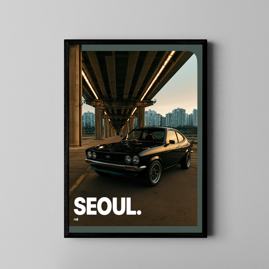 Seoul. – Klassischer Hyundai Pony schwarze Karosserie Brücke | Cinematic-Stil – Poster im schwarzen Rahmen