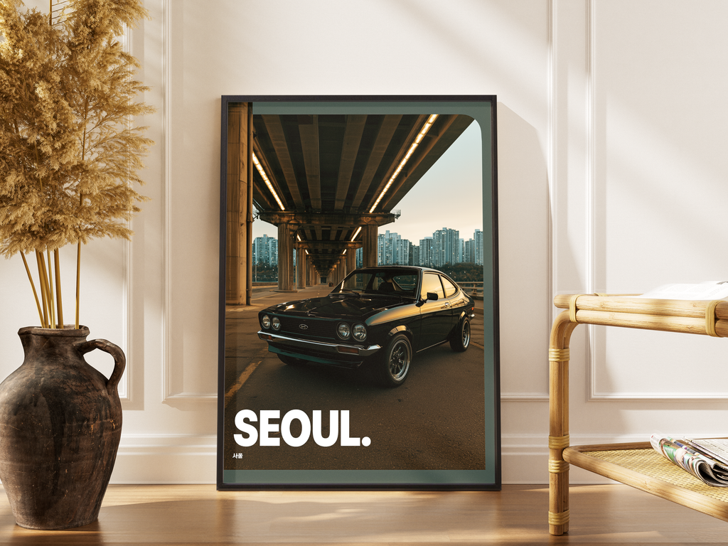 Seoul. – Ikonischer Hyundai Pony unter Brücke Korea Klassiker | Retro-Automobil-Poster – gerahmtes Poster kaufen