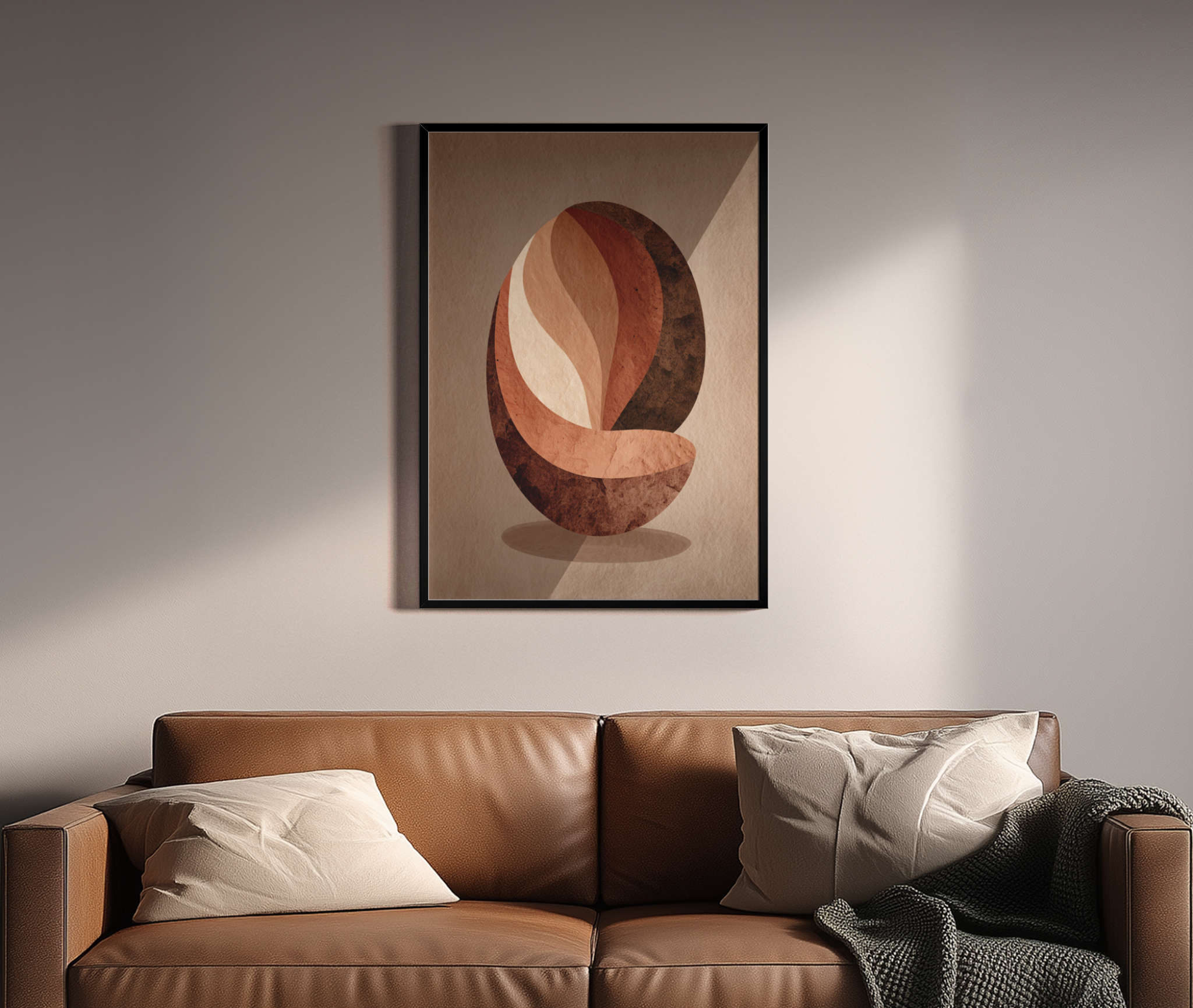 Abstrakte Kaffeebohne in Terrakotta-Erdtönen mit Papier-Collage-Textur – Wandbild über braunem Ledersofa