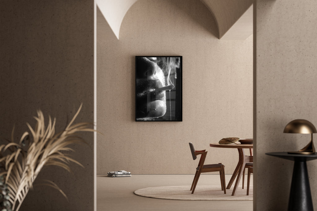 Smoky Dreams – Frau raucht hinter beschlagenem Glas Noir | Schwarz-weiß-Kunstdruck – Poster im Esszimmer