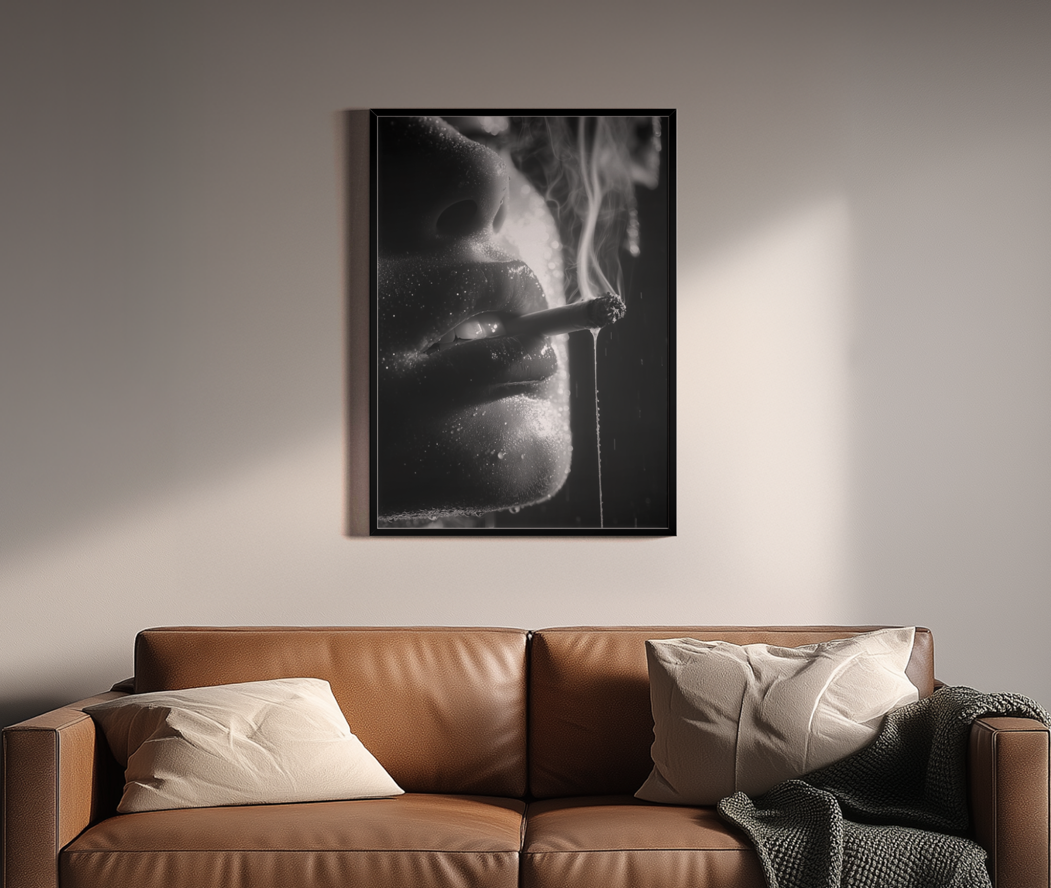 Smoky Dreams – schwarzweiße Rauchszene Lippen Close-up | Chiaroscuro-Fotografie – Wandbild über braunem Ledersofa
