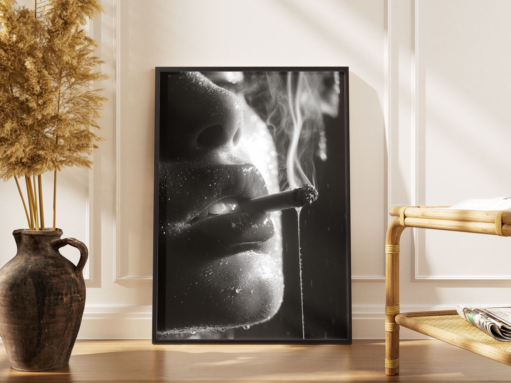Smoky Dreams – Noir-Porträt Zigarette Rauch Wanddekoration | Schwarz-weiß-Fotodruck – gerahmtes Poster kaufen