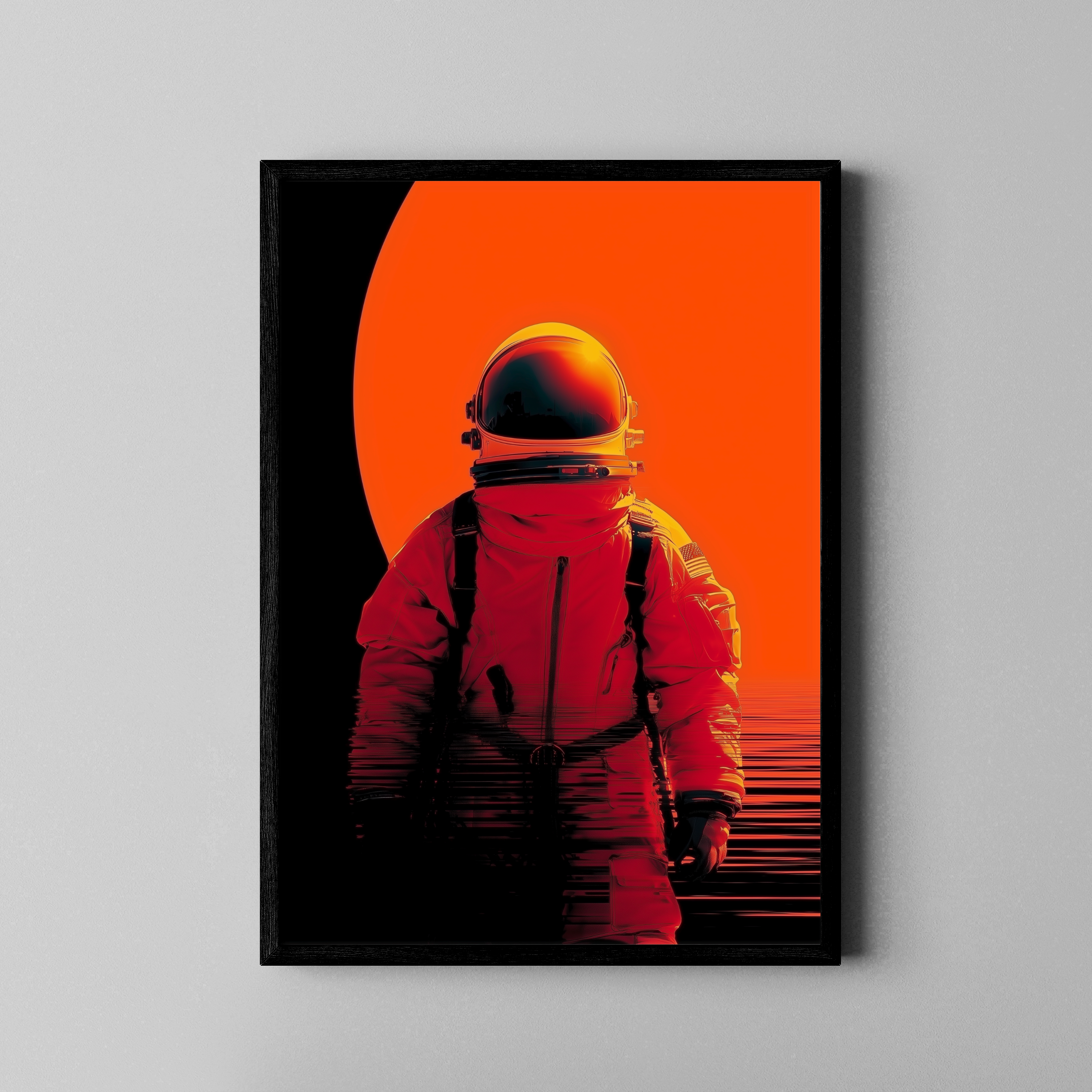 Astronaut Kunstdruck – Raumfahrer in orangerotem Glitch-Stil vor dunklem Kreis – Poster im schwarzen Rahmen