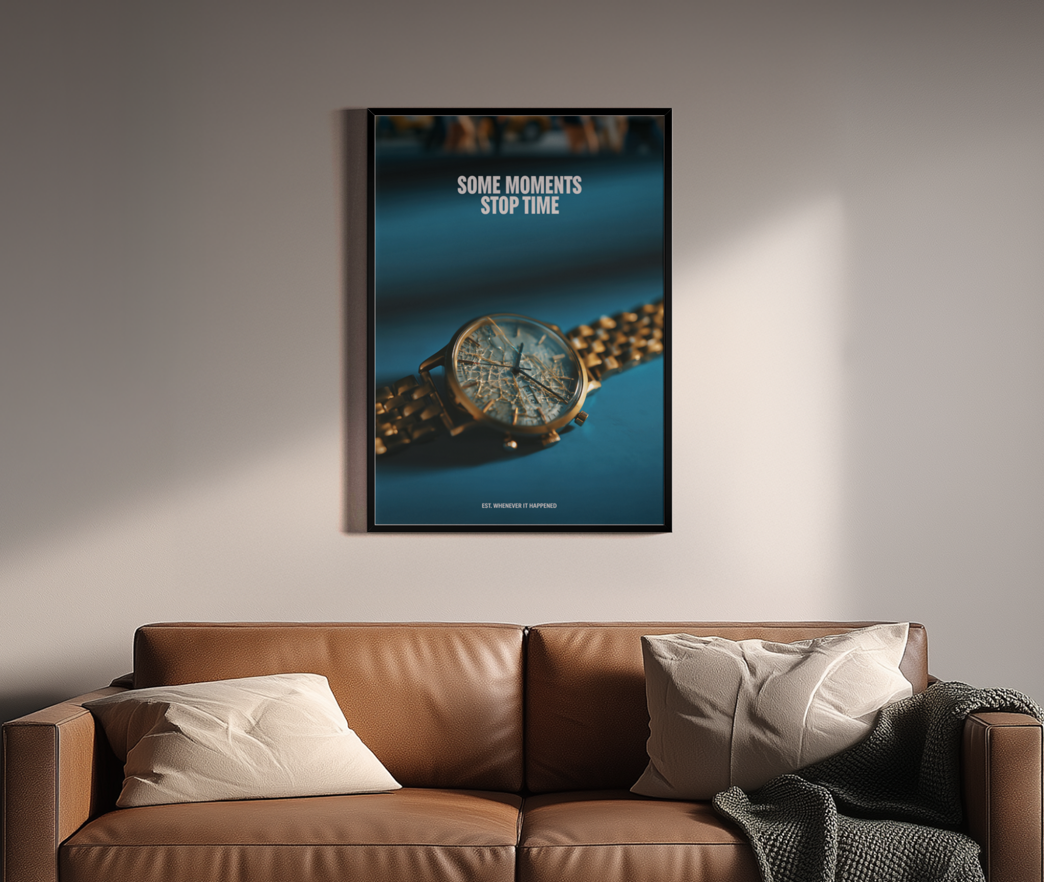 Some Moments Stop Time – Uhr petrol gold Statement cinematic | Cinematic-Fotografie-Optik – Wandbild über braunem Ledersofa