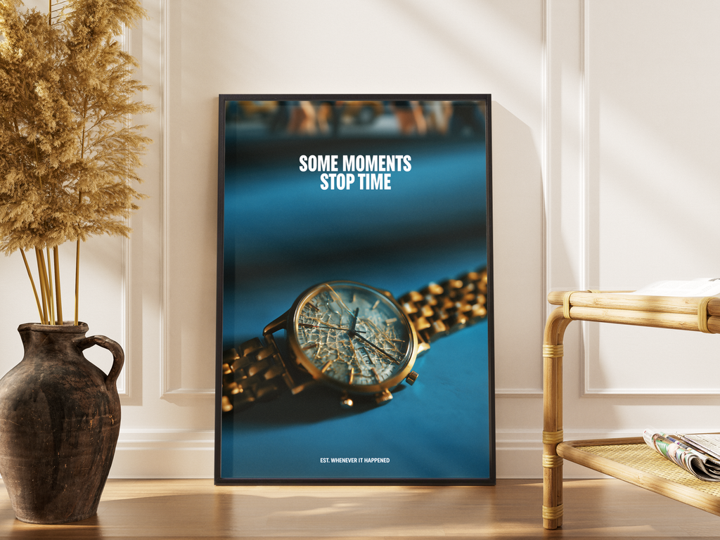 Some Moments Stop Time – goldene Uhr zersplittert Fine Art | Stillleben-Fotodruck – gerahmtes Poster kaufen