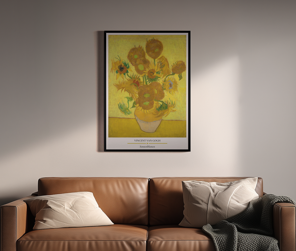 Sonnenblumen - Van Gogh – Sonnenblumenstrauß Ölgemälde intensives Goldgelb | Ölgemälde-Optik – Wandbild über braunem Ledersofa