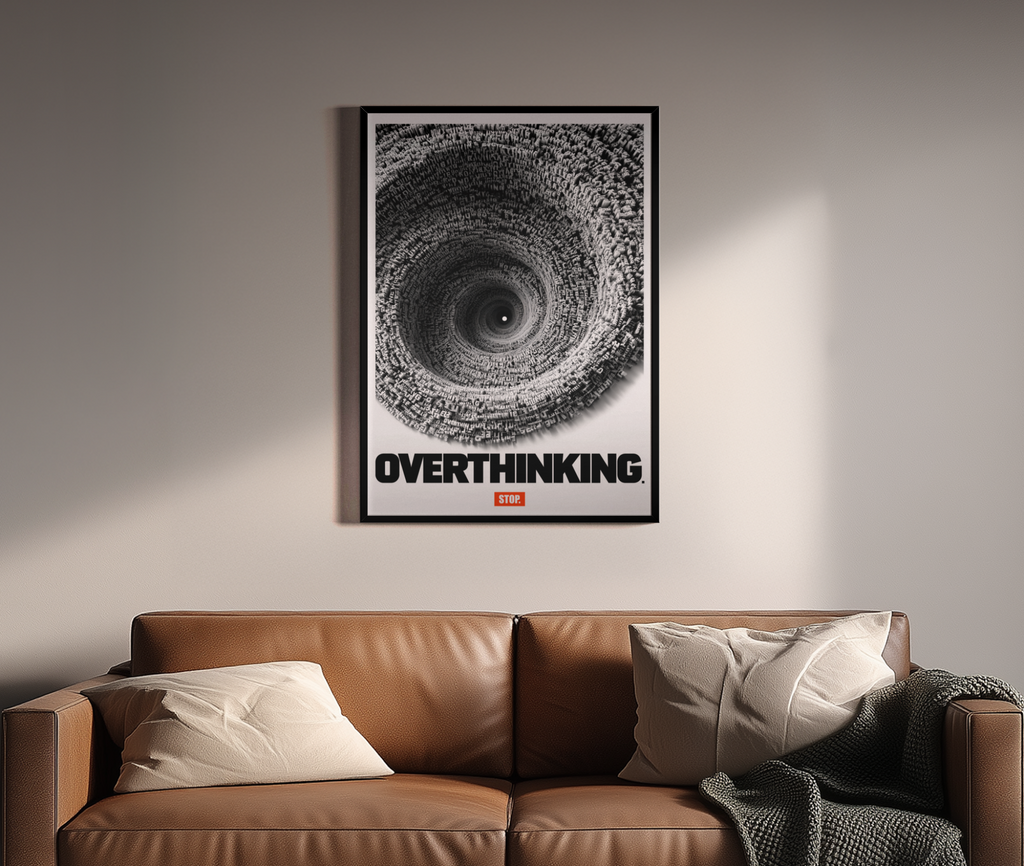 Stop Overthinking – Typografie-Vortex Motivations-Wandbild | Digitale Konzeptkunst-Optik – Wandbild über braunem Ledersofa
