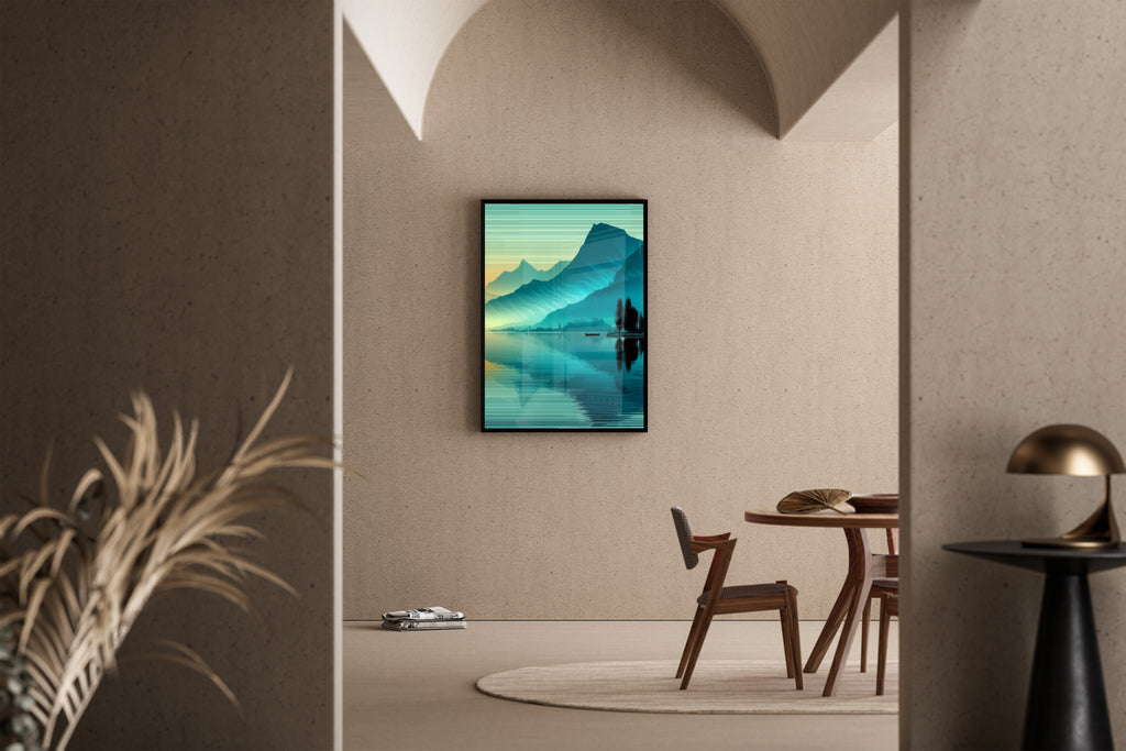 Türkiser Bergsee mit Spiegelung und Glitch-Linien-Effekt – digitaler Poster im modernen Wohnzimmer