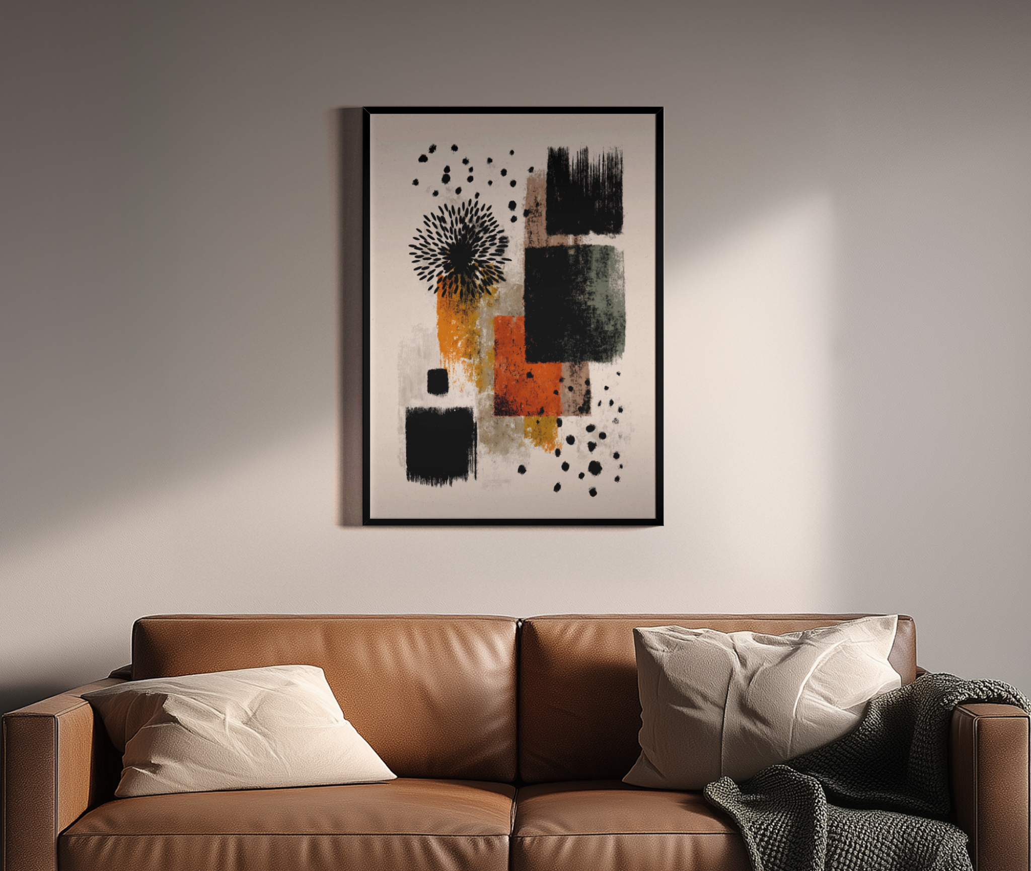 Abstrakte Pinselformen in Orange, Schwarz und Ocker mit organischer Blüte – Wandbild über braunem Ledersofa
